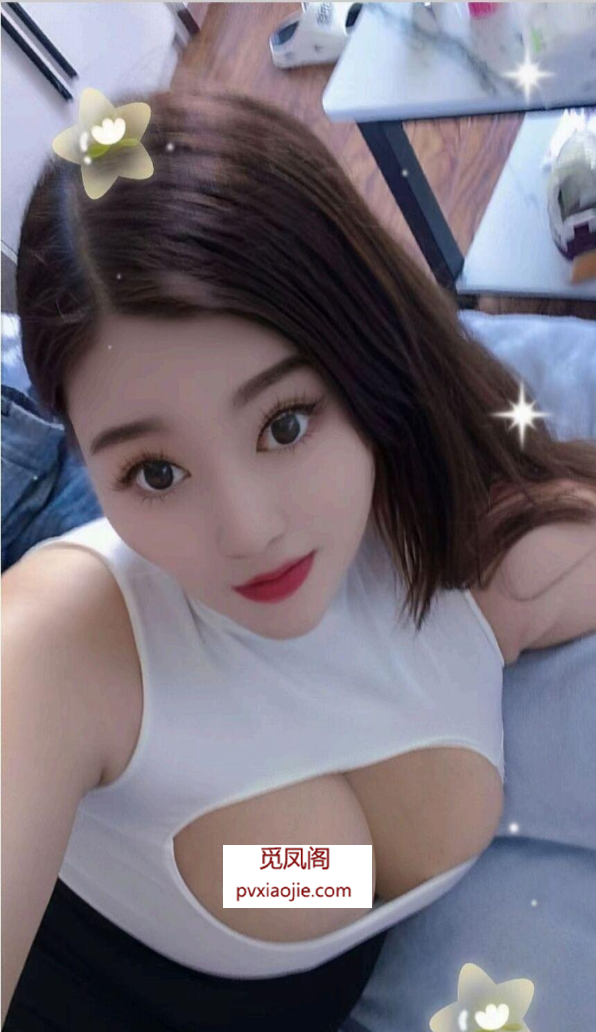 大奶喷水骚妇水床服务