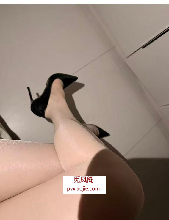 高铁站柔韧喷水少妇