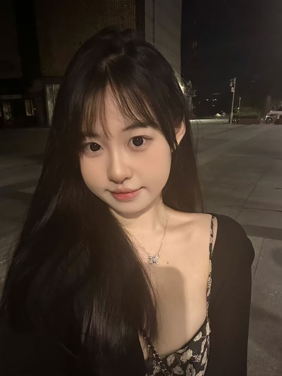 北京反差婊淫荡逼水多的大胸妹很会夹和吸(熟可外出)