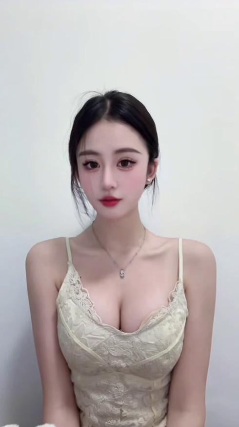 她妩媚身姿让人念念不忘