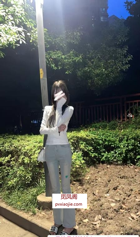 南站三点粉白虎小妹妹