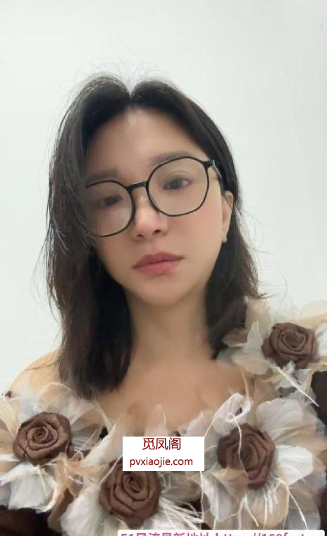 上城眼镜少妇小画