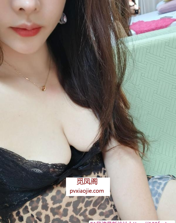 舌吻安妮娜