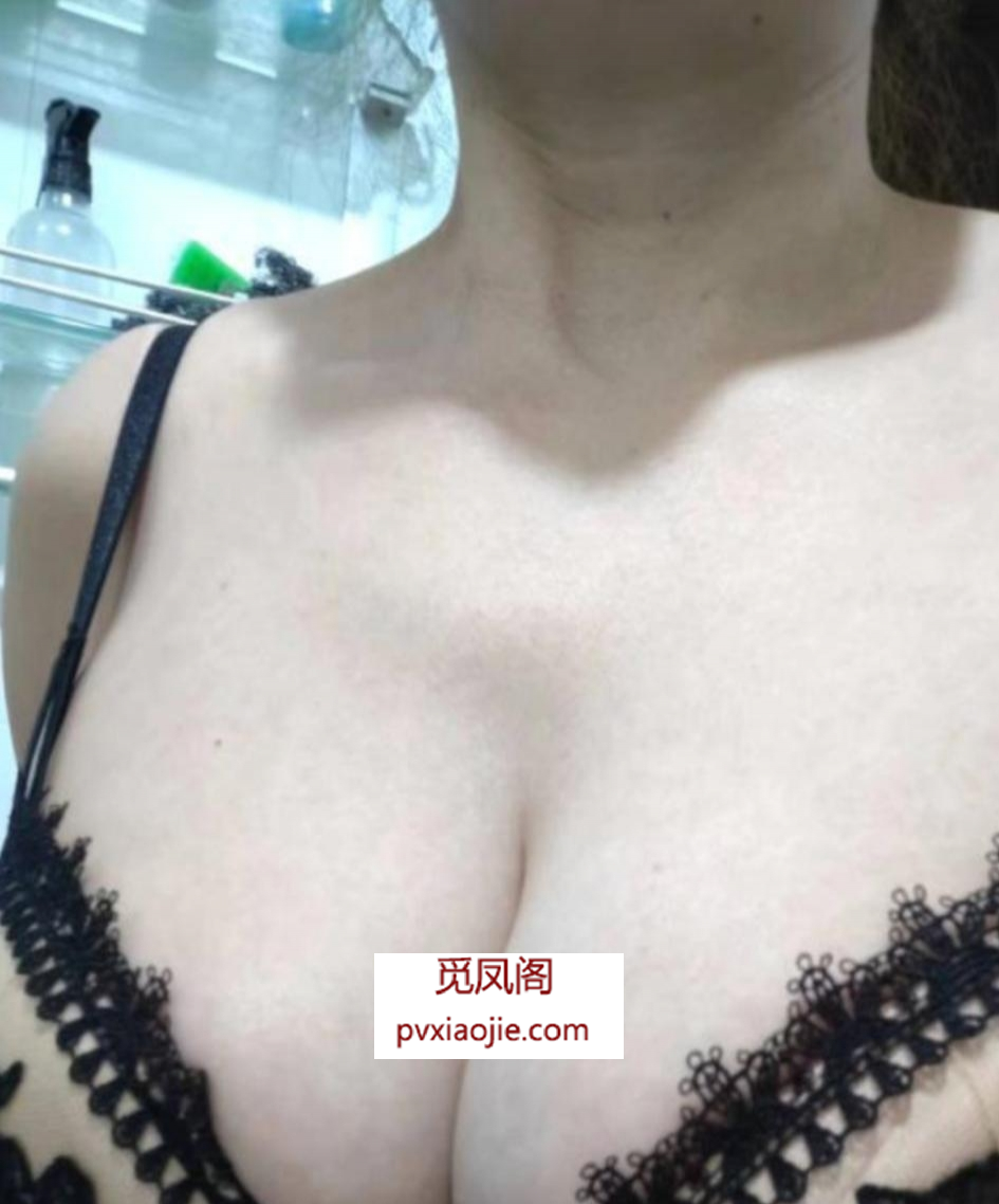 身材苗条的大奶子熟女