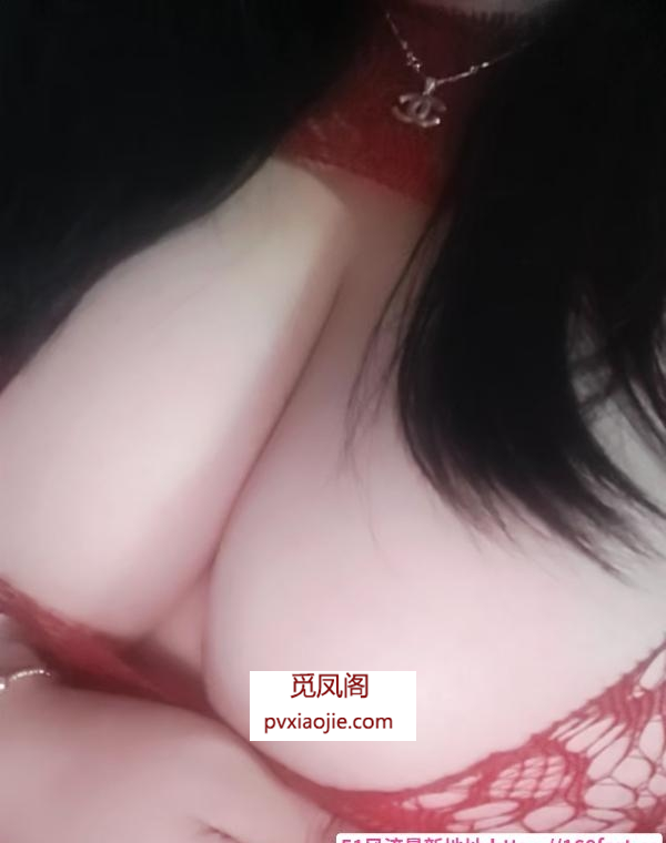 丰满翘臀小姐姐