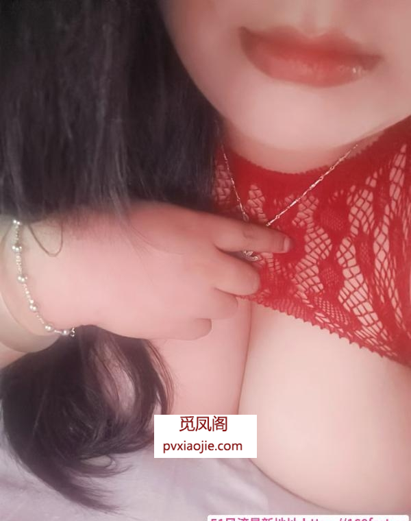 丰满翘臀小姐姐