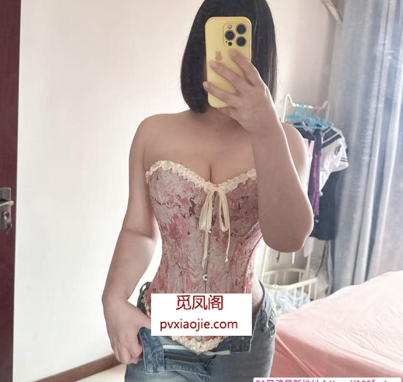 甜美短发大胸小姐姐