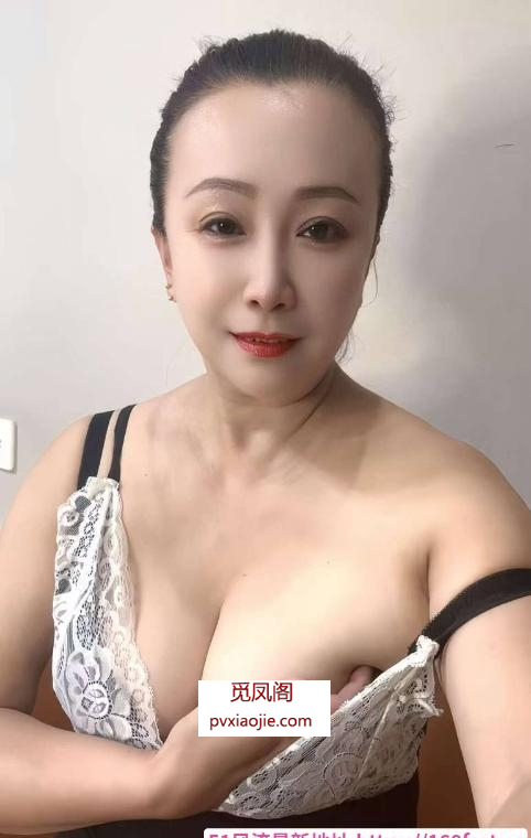 东站风骚翘臀雯雯