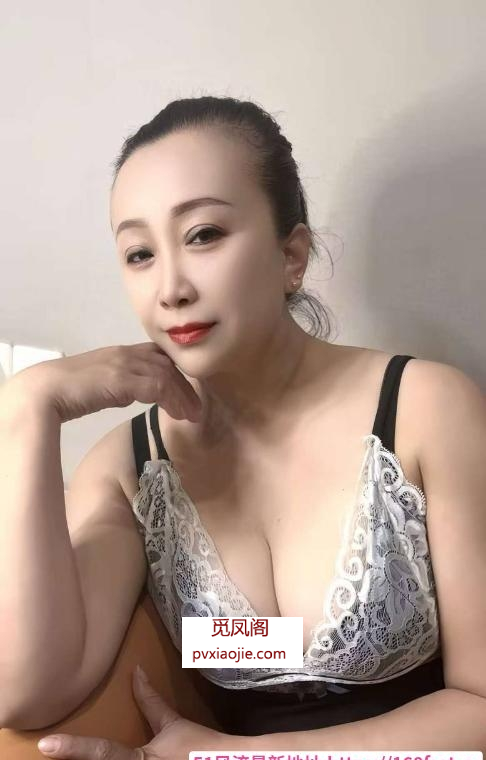 东站风骚翘臀雯雯
