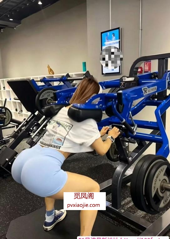 蜜桃臀兼职小姐姐