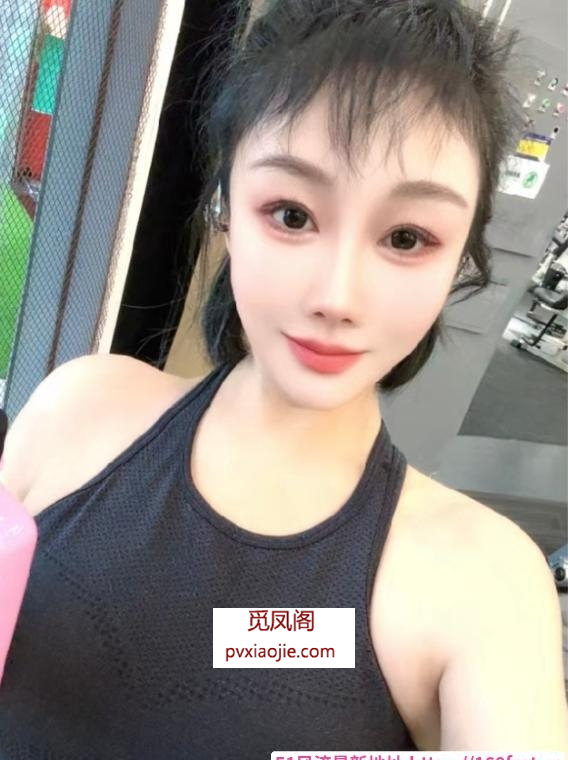 蜜桃臀兼职小姐姐