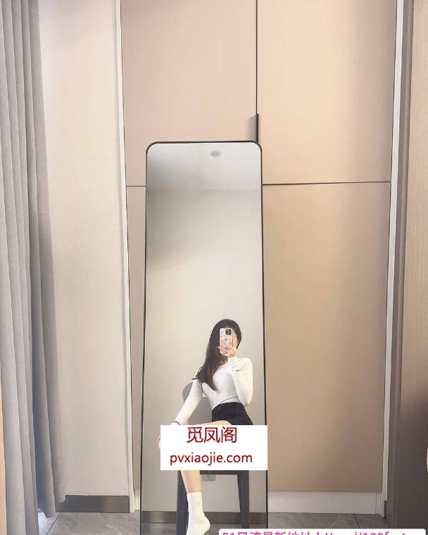 湖里水多翘臀嫩妹
