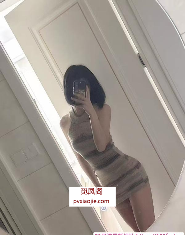 西青肤白貌美大长腿