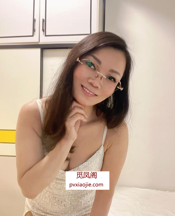 眼镜少妇老师