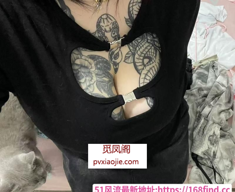 花奶纹身坦克小妹