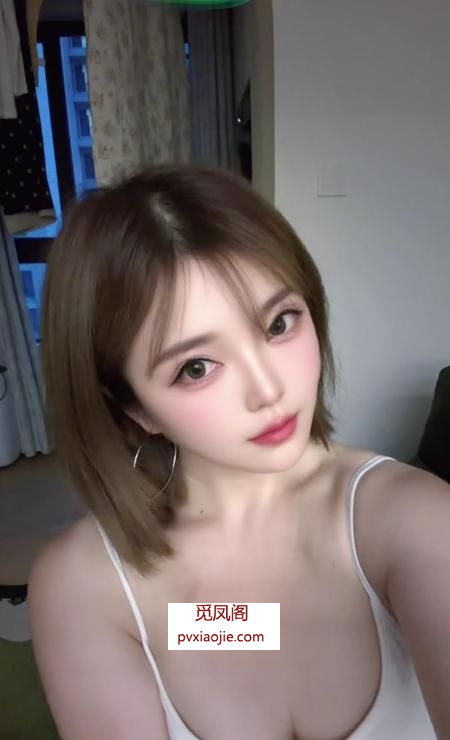 短发美胸白嫩兼职姐姐