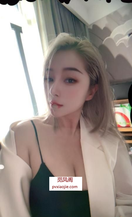 个人居家中项口爆美女